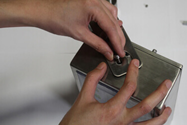 Attaching the Handle Bracket to AE 403